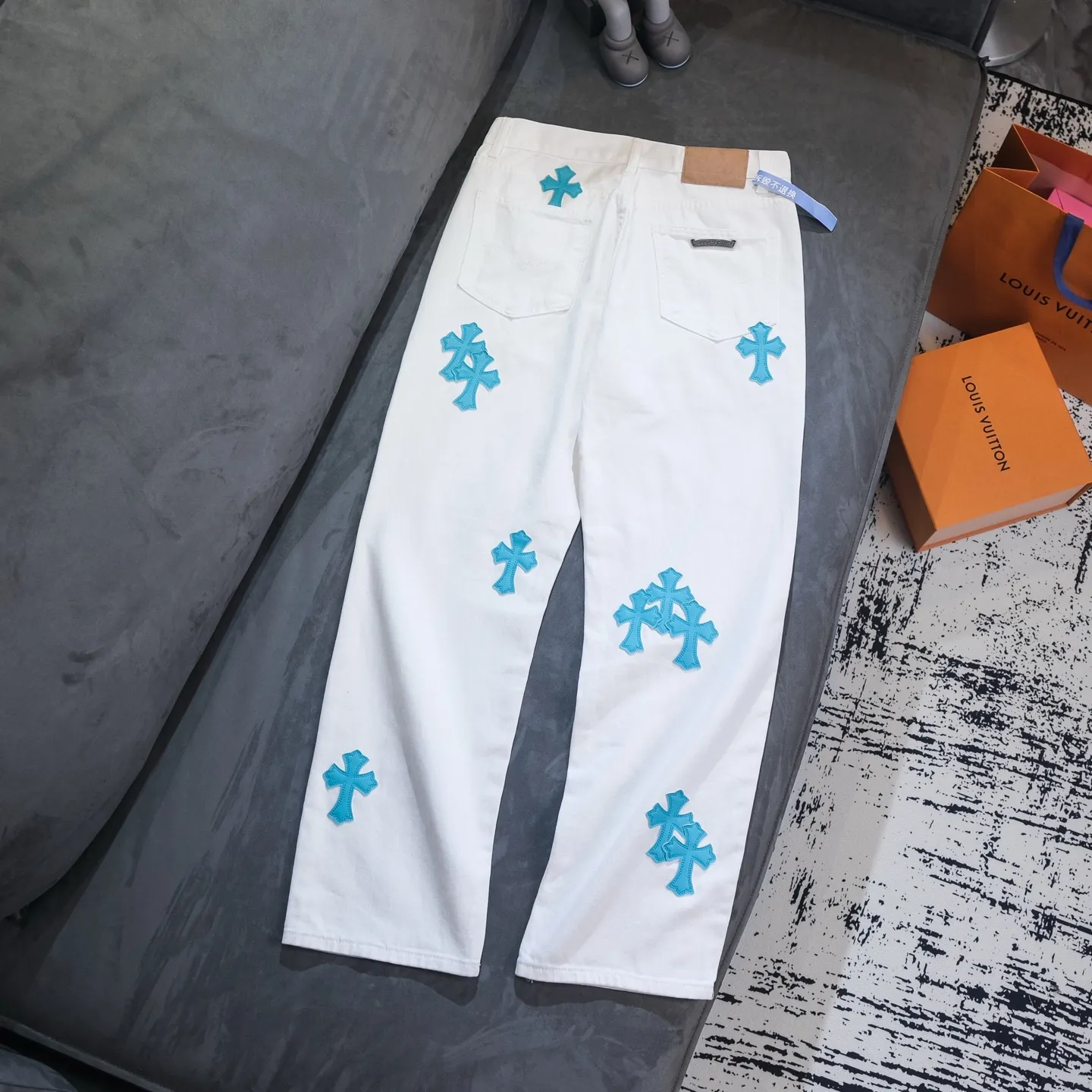 P240 Chrome Hearts Chrome Hearts 2025 New Ice Blue Cross Patch Leather Couple Style Washed Loose Jeans. Styles with different wash textures are very friendly to people with thin legs and thick legs. The straight and loose version is very flattering to the leg shape. The timeless moderate length makes it easy to match casually. It is the basis of various styles and is a must-have in the wardrobe! The fabric is stiff but also makes the upper body soft without losing texture. The washing process is even more perfect. It is a must-have item for everyone! ! ! Size: 28/30/32/34 Waist: 73/78/83/88 Hips: 99/104/109/114 Pants length: 102/104/106/108